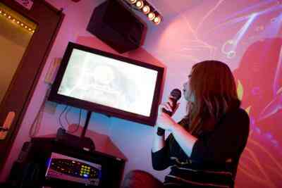 Wie zu Werfen, ein Karaoke-Party