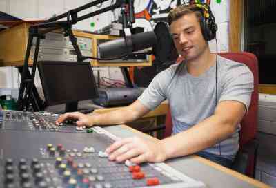 Wie man Studio-Equipment für eine Radio-Station