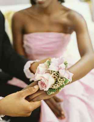 Wie man ein Handgelenk Corsage in Zehn Minuten
