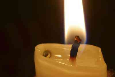 Wie eine Kerze brennen zu machen eine grüne Flamme