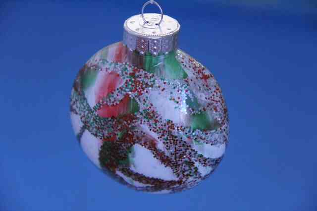 Wie klar Plastikkugel Ornamente schmücken