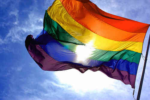 Wie hängen die Gay-Flagge