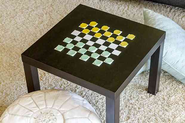 Wie einen Schachbrett Tisch malen
