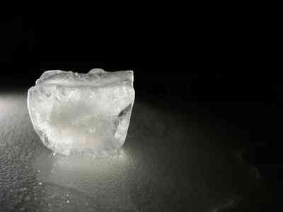 Wissenschaftliche Projekte zu lernen, wenn ein Ice Cube schmilzt schneller in Luft oder Wasser