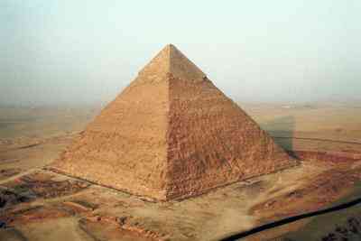 Wie erstelle ich eine Pyramide aus Pappe und Sand