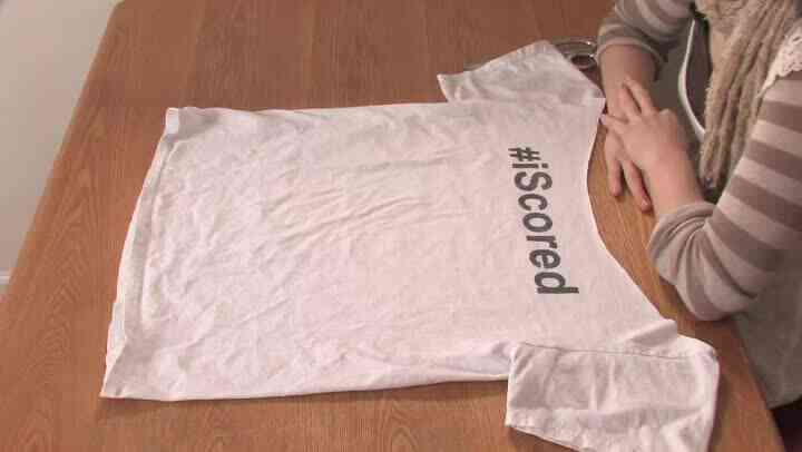 How to Turn ein Baggy T-Shirt in einem Off-the-Shoulder-Shirt