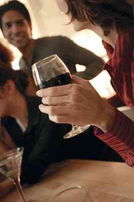 Was Kann eine Frau Tragen zu einem Casual-Wein-Party?
