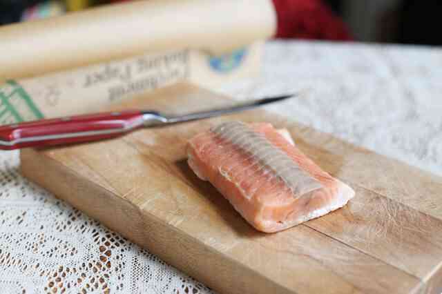 Wie zu Backen Fisch in Pergament-Papier