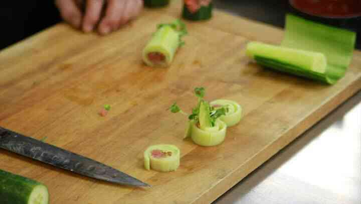 Wie man Gurken für eine Sushi-Rolle geschnitten