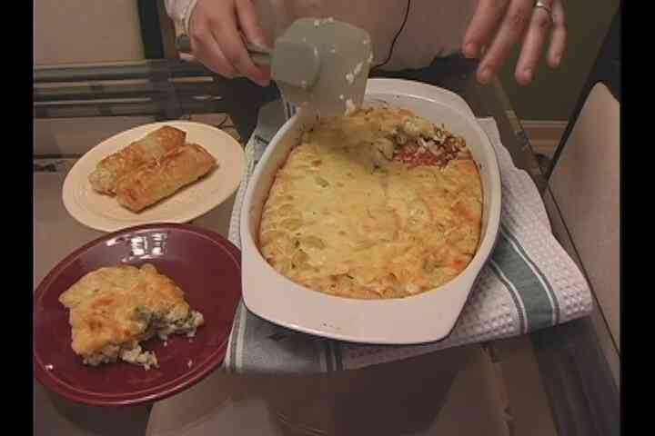 Gewusst wie: eine türkische Kartoffel Feta Roll dienen