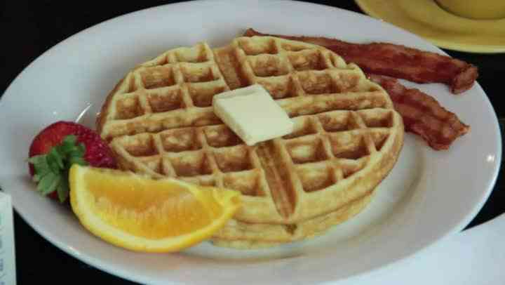 Wie erstelle ich Waffeln im Waffeleisen mit Pfannkuchen-Mix für sechs bis neun Personen