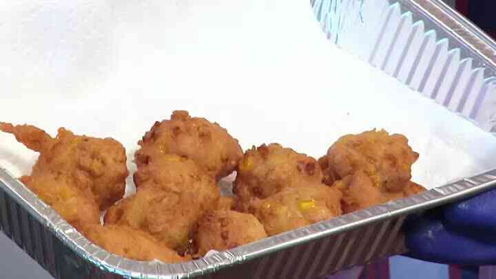 Corn Fritters mit würzigen Dip-Sauce