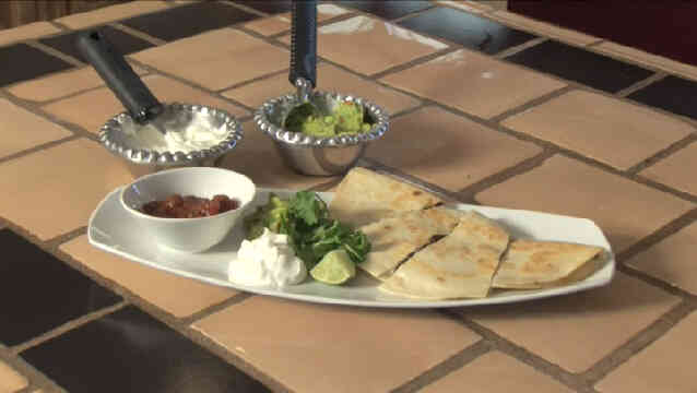 Eine schwarze Bohne Quesadilla-Rezept mit Limettensaft, Jack Käse, Cheddar-Käse, Koriander & Paprika