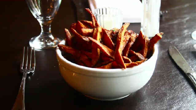 Südliche Küche: süße Kartoffelchips