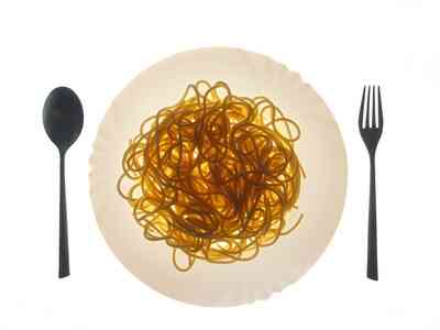 Wie mit einem Löffel und einer Gabel Spaghetti Essen