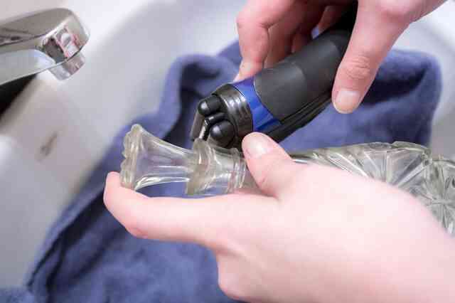 Wie zu Entfernen ein Stuck Glas Stöpsel Aus einer Flasche