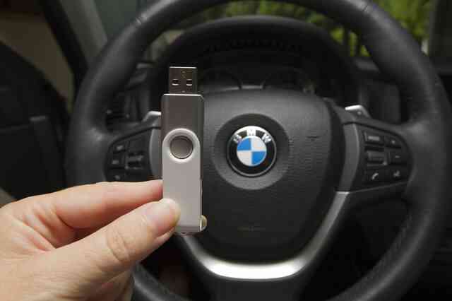 So übertragen Sie Musik von einem USB-Gerät an ein BMW Radio