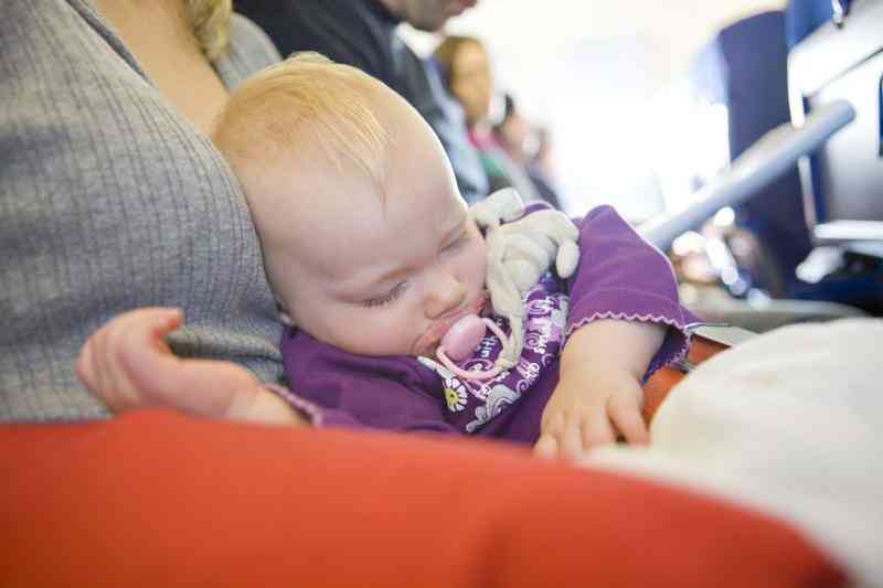 Wie man mit einem Kleinkind reisen mit dem Flugzeug