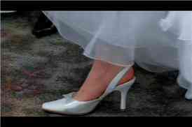 Wie man zu Fuß in ein Hochzeitskleid