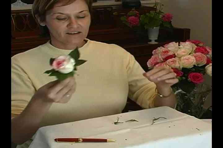 Eine einzelne Rose Corsage Hochzeit Blumenarrangements machen