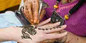 Eine Henna-Tattoo machen
