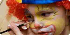 Ein Clown-Gesicht malen