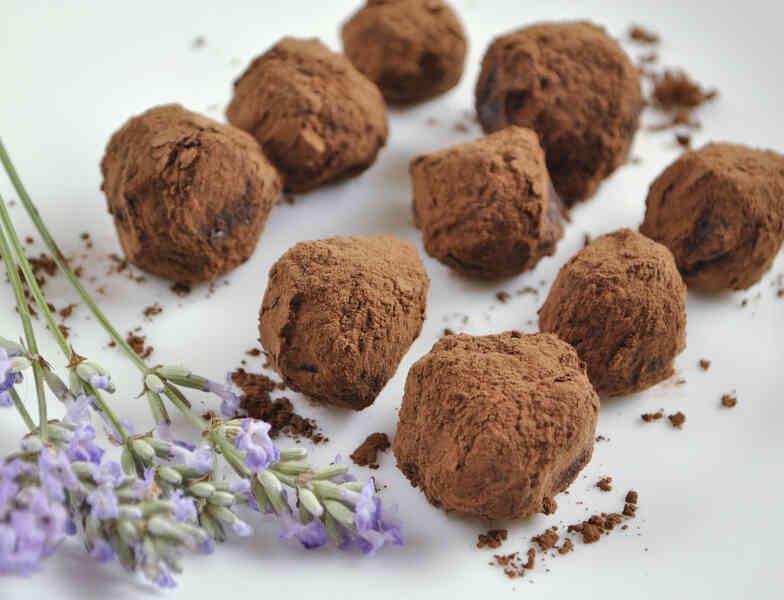 Wie erstelle ich Lavendel und Cherry Schokoladentrüffel
